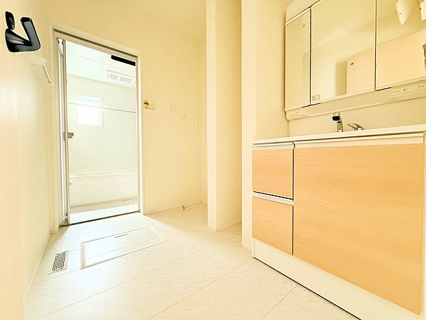 毎日使う場所だからこそ、明るく清潔感溢れる脱衣所に仕上げました。