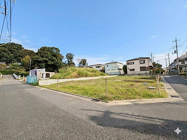 カースペースに2台駐車可能です。現地の採光や通風も実際にご確認下さい。(令和7年10月 撮影)