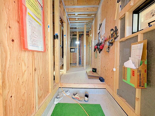 窓から外の光を通す、明るく広い玄関。(令和7年11月 撮影)