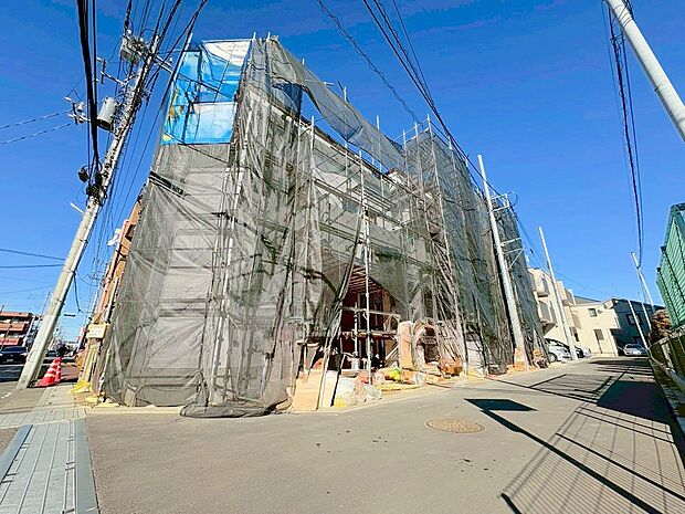 陽光あふれる角地に佇む優雅なお住まいです。(令和7年11月 撮影)