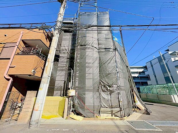 小学校まで徒歩5分、近隣には買い物施設が充実しています。(令和7年11月 撮影)