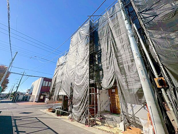 小学校まで徒歩5分、近隣には買い物施設が充実しています。(令和7年11月 撮影)