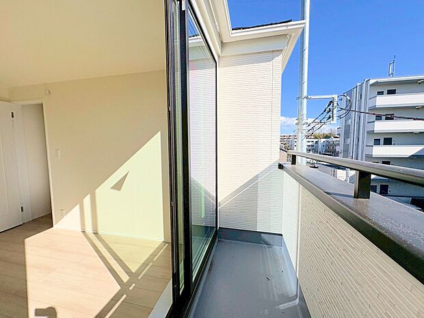 2階と3階にバルコニーを設けました。洗濯物が多い日も安心です。