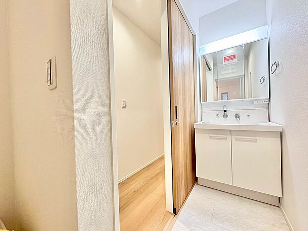 玄関のそばに洗面室を設けました。帰宅後すぐに手洗いできます。