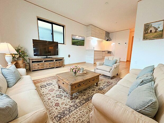 採光通風を確保した心地よいリビング空間を2階に設けました。※現況の物件写真にＣＧによる画像処理がされています。