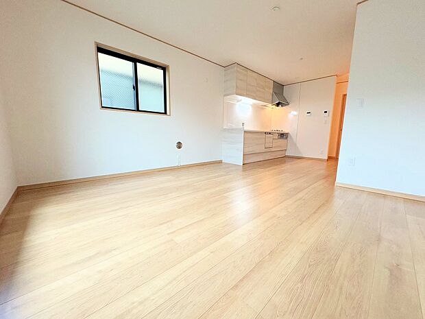 採光通風を確保した心地よいリビング空間を2階に設けました。