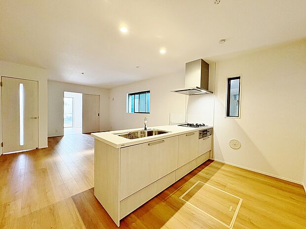 リビングと続き間洋室を設けた使い勝手の良い間取り。