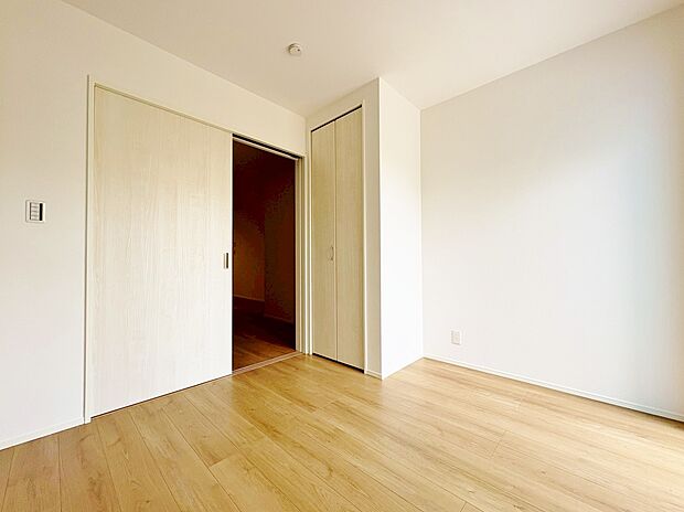 リビング横に洋室がある間取りで落ち着いた中でゆったりと寛げます。