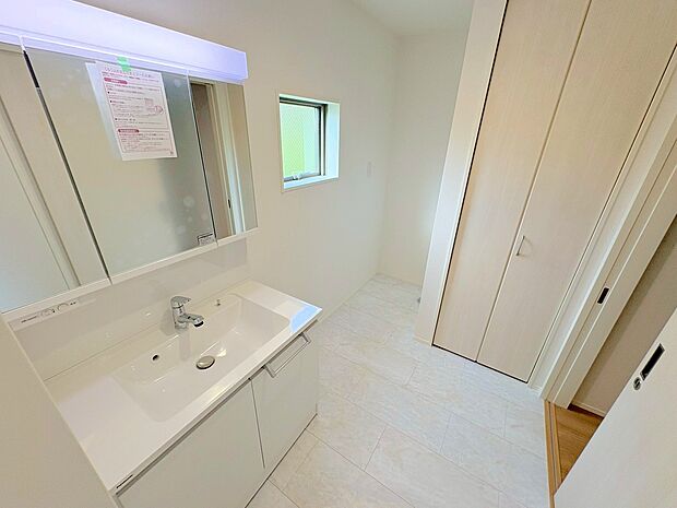 一箇所に集約された水廻りは、家事を楽にする機能的な空間。