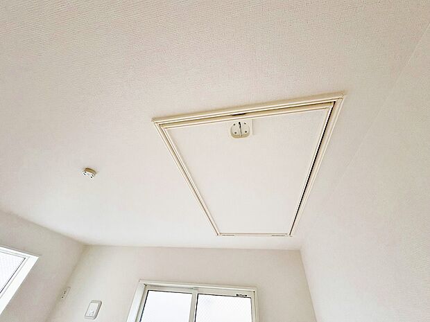 あまり使わないモノや季節の行事品などの収納に適している小屋裏収納。