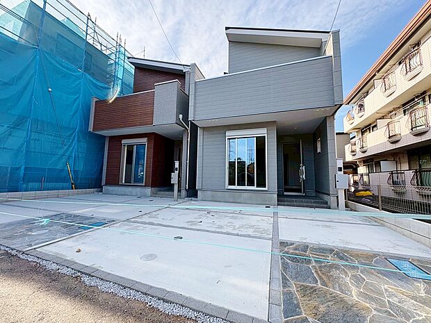 美しい外壁が高級感を演出するモダンなお住まい。