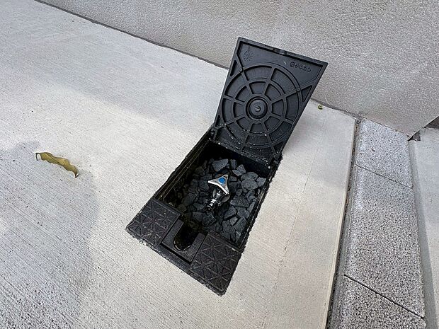 水やりや洗車などに役立つ外水栓を備えております。