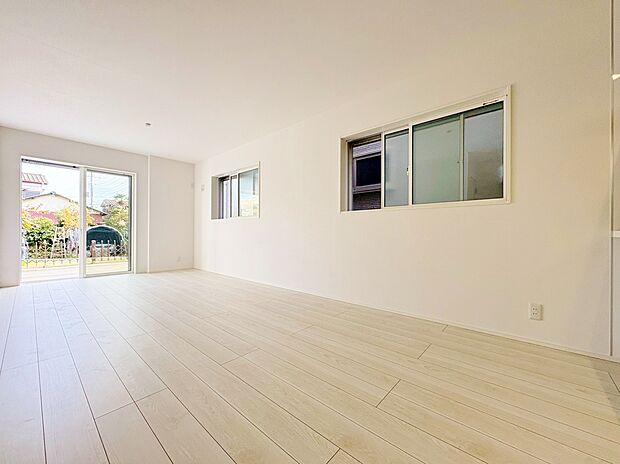 室内には豊かな陽光が注ぎ込み、爽やかな住空間を演出。