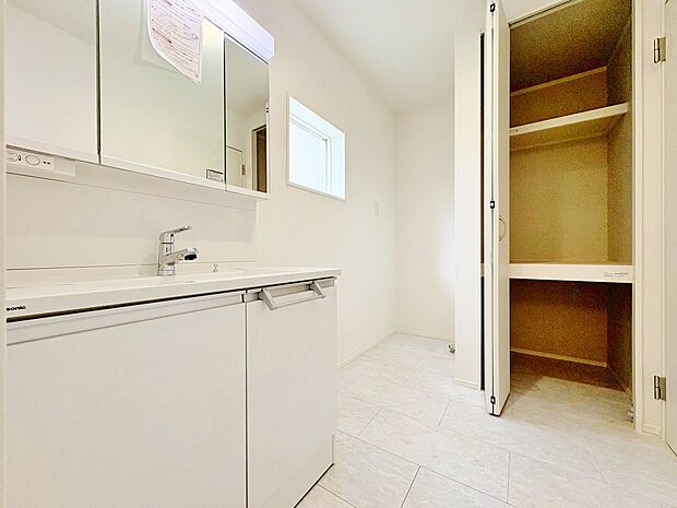 ゆとりある洗面スペースなら、朝の身支度と家事の時間が重なっても安心です。