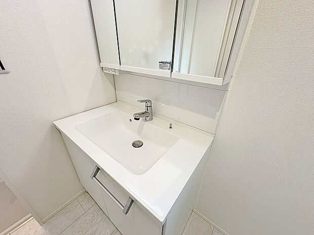 真っ白なユーティリティは清潔感がありますね。