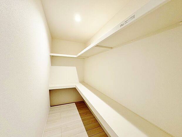 キッチン後ろには大容量収納が可能なパントリーを備えています。