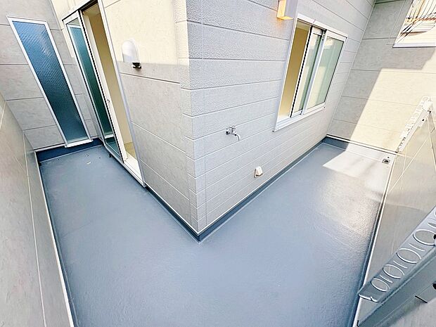 たくさんの日差しと風を受け洗濯物もすぐに乾きそう。