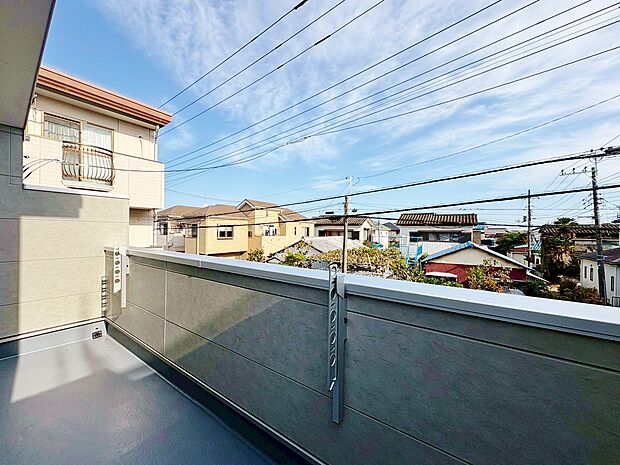 バルコニーに出た時、頬をなでる優しい風を感じます。