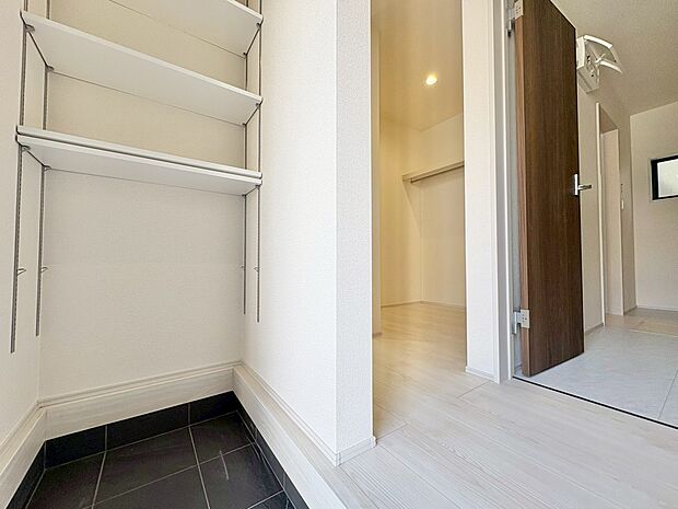 清潔感のあるシンプルな収納を備えました。