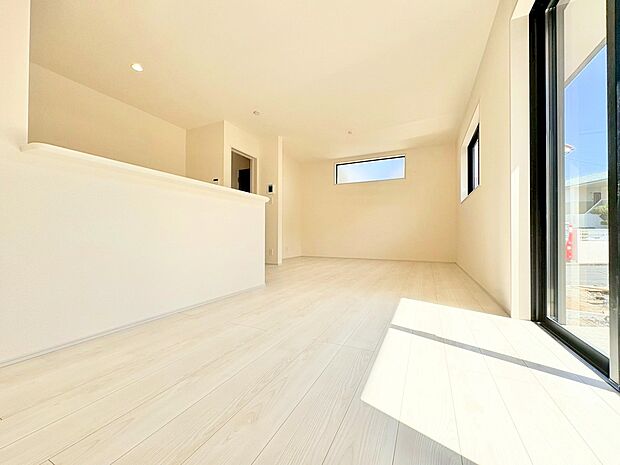 どこにいても各方面に視線が抜けて開放的な造り。