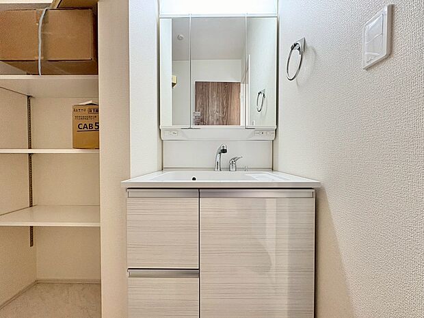 散らかりがちな小物をすっきりと収納できる洗面スペース。