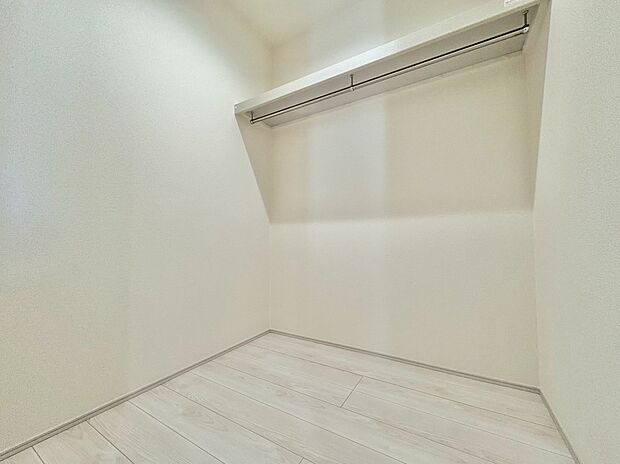 収納を適所に配置し、生活空間を美しく整頓できます。