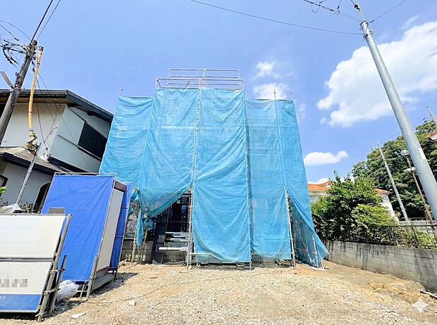 開放感のある角地に面した邸宅。吉野原駅徒歩7分、原市駅徒歩9分、2駅利用可能。(令和8年1月 撮影)