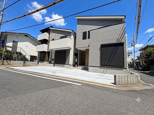 洗練されたデザインの外観が街並みに彩りを演出します。(令和8年7月 撮影)