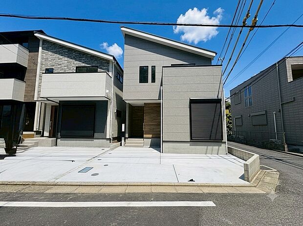 勾配ある屋根が印象的な外観です。
