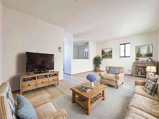 洗練された雰囲気のリビングは、長居したくなる居心地の良い空間です。※現況写真にCG加工がされています。