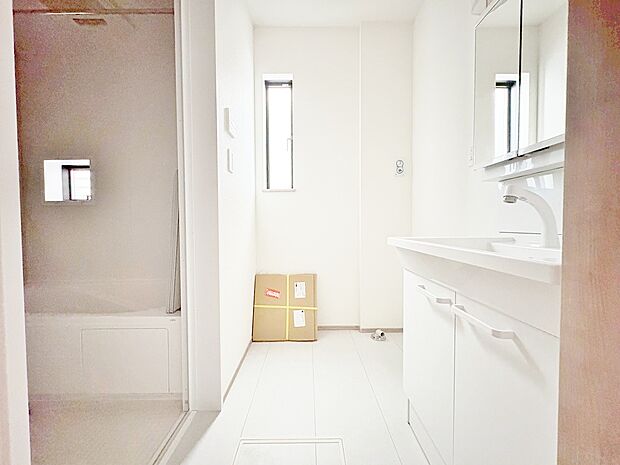 毎日使う場所だからこそ、明るく清潔感溢れる脱衣所に仕上げました。