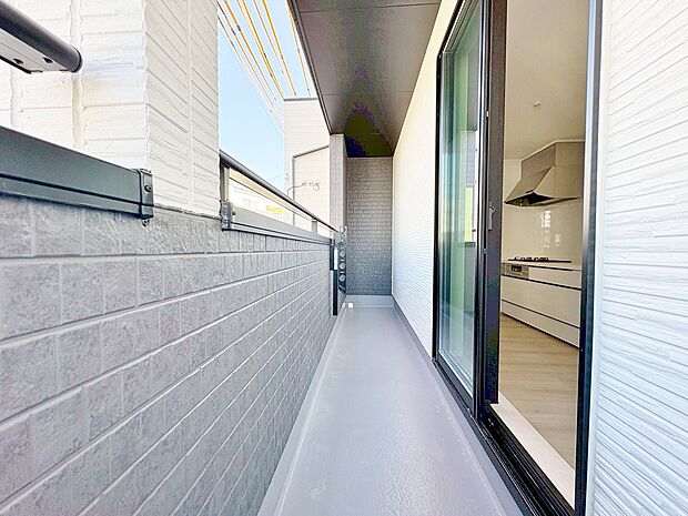 バルコニーを三面確保、洗濯物が多い日も安心です。