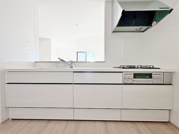 すぐに取り出せ、さっとしまえる収納量の多い引き出し式システムキッチン。