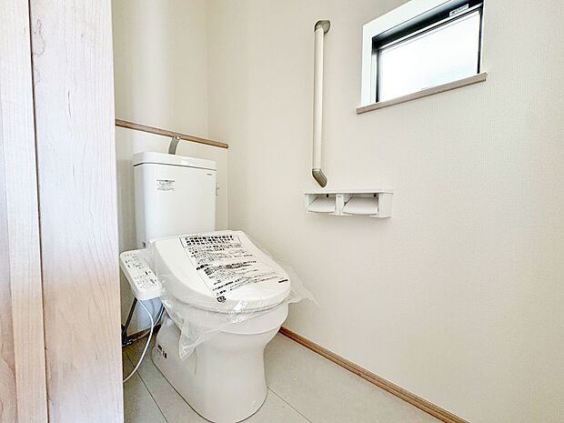 トイレは2ヶ所にあり、朝の慌しい時間も安心です。