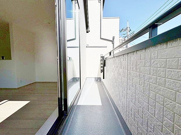 心地よい陽光や風を感じられるバルコニーを確保しました。