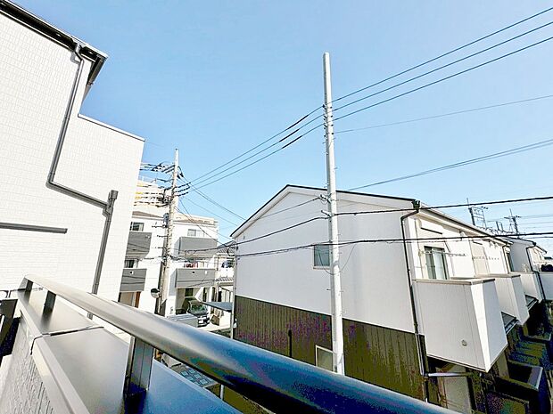 周囲は落ち着いた住環境で、穏やかな日々を堪能いただけます。