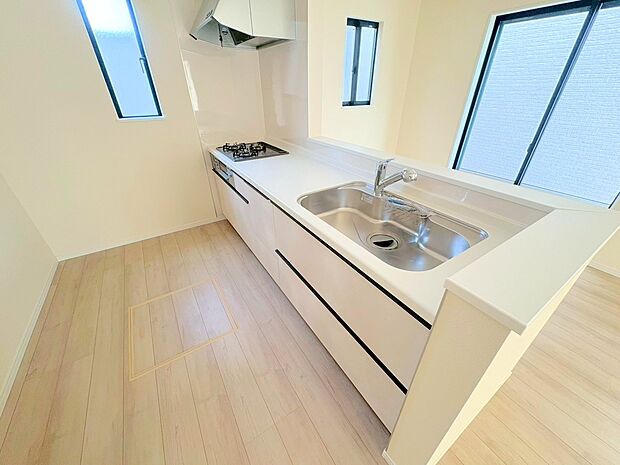 収納も多く大きな鍋やフライパン、調味料などスッキリ片付きます。