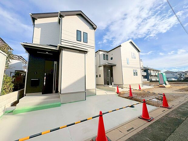 左が当物件。全居室南向きにつき陽当たり良好なお住まいです。
