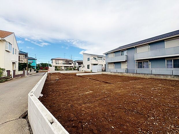 敷地内に2台分のカースペースを確保いたしました。（車種による）(令和7年10月 撮影)