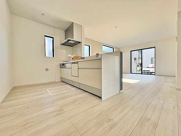 キッチンからリビング全体を見渡せます。