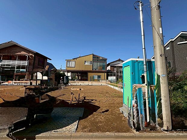 スーパーやコンビニなどが徒歩圏内にあり、買い物に便利な住環境です。(令和7年10月 撮影)