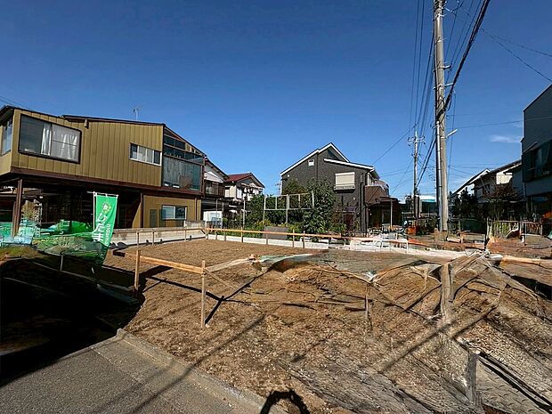 全体を見渡せる対面式キッチンを採用したLDKは広々22帖。(令和7年10月 撮影)