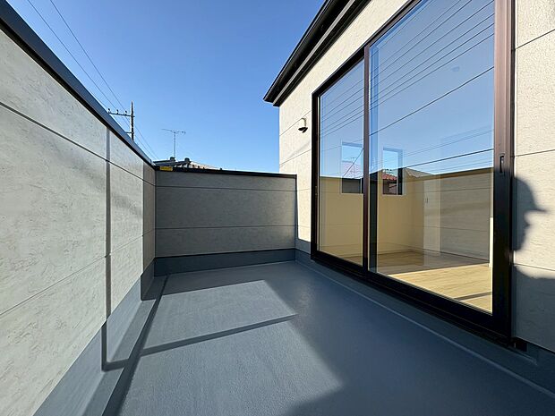 バルコニーに出た時、頬をなでる優しい風を感じます。