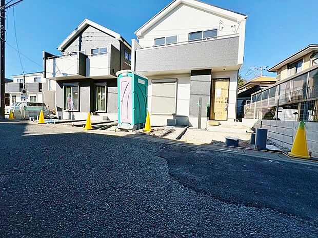 スーパー・コンビニ・ドラッグストが徒歩4分圏内にあり、買い物便利な住環境。(令和7年12月 撮影)