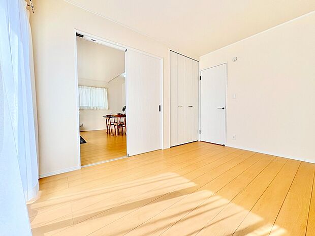 ＬＤＫと続き間の居室は扉を開放することで広さを感じられます。