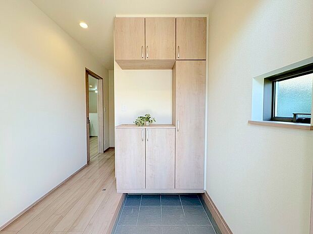 明るく開放感と清潔感を兼ね備えた玄関。