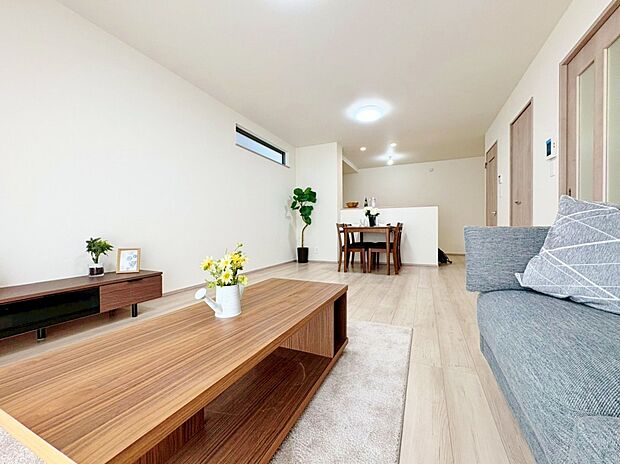 洗練された雰囲気のリビングは、長居したくなる居心地の良い空間です。