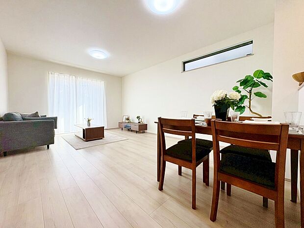 明るくシンプルな色合いで開放的かつリラックスムードあふれるリビング。