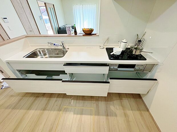 すぐに取り出せ、さっとしまえる収納量の多い引き出し式システムキッチン。