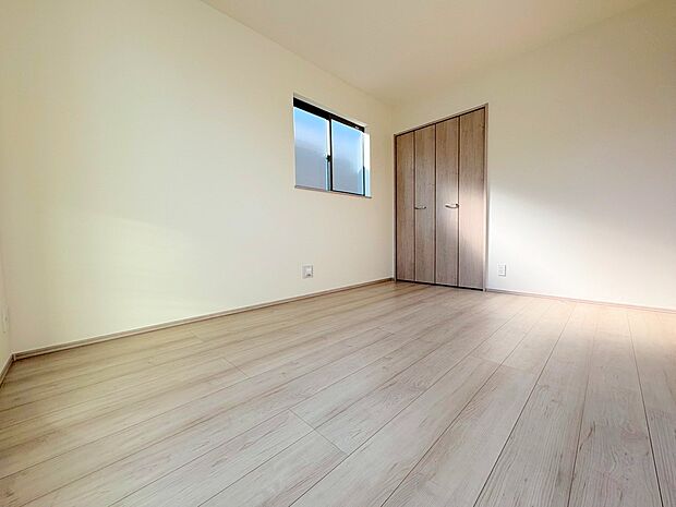 お部屋の窓を開ければ、開放感のある立地ならではの青空が。